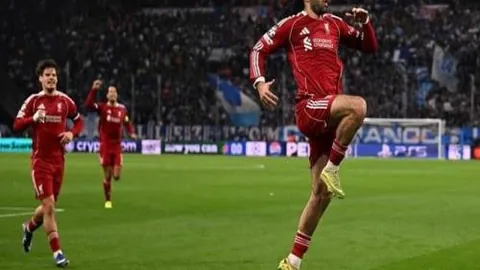 “阿诺德惊艳远射建功，基耶萨亮相即献首球，利物浦大比分击败对手”